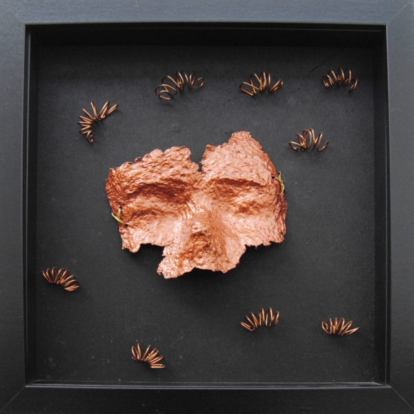 Opera di Tina Vitale con simboli, dettagli, fimo e materiali misti