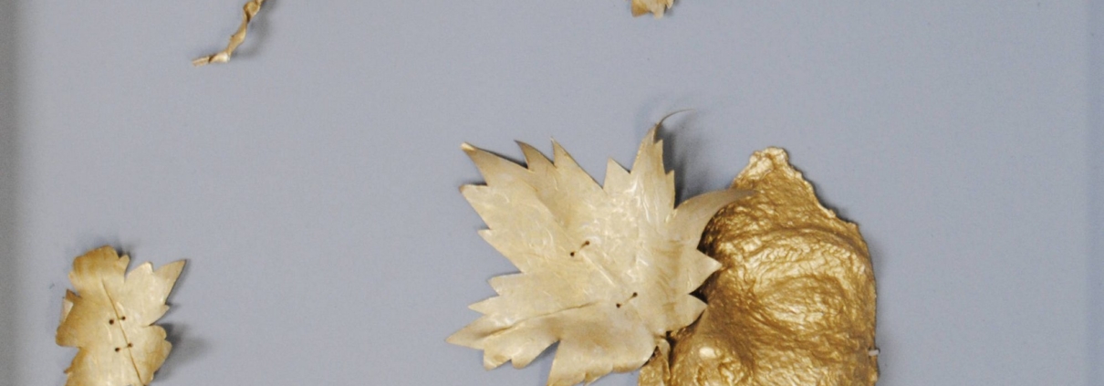 Opera di Tina Vitale realizzata con tecniche miste e materiali polimaterici