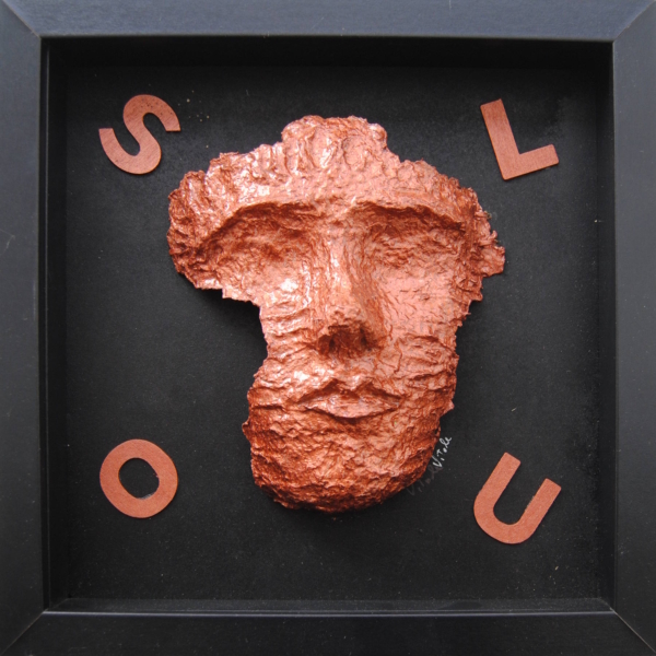 Opera di Tina Vitale con simboli, dettagli, fimo e materiali misti