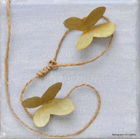 Piccola opera 10×10 di Tina Vitale con simboli, dettagli e materiali misti