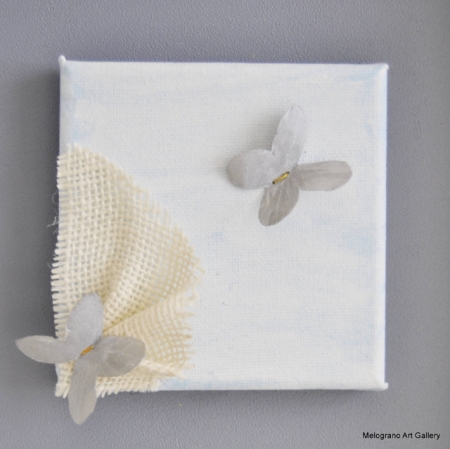 Piccola opera 10×10 di Tina Vitale con simboli, dettagli e materiali misti