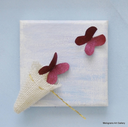 Piccola opera 10×10 di Tina Vitale con simboli, dettagli e materiali misti