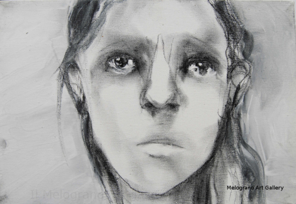 Ritratto in bianco e nero di Yvana Duchene, volto intensamente espresso, occhi profondi e drammatici, carboncino e fusaggine su tela