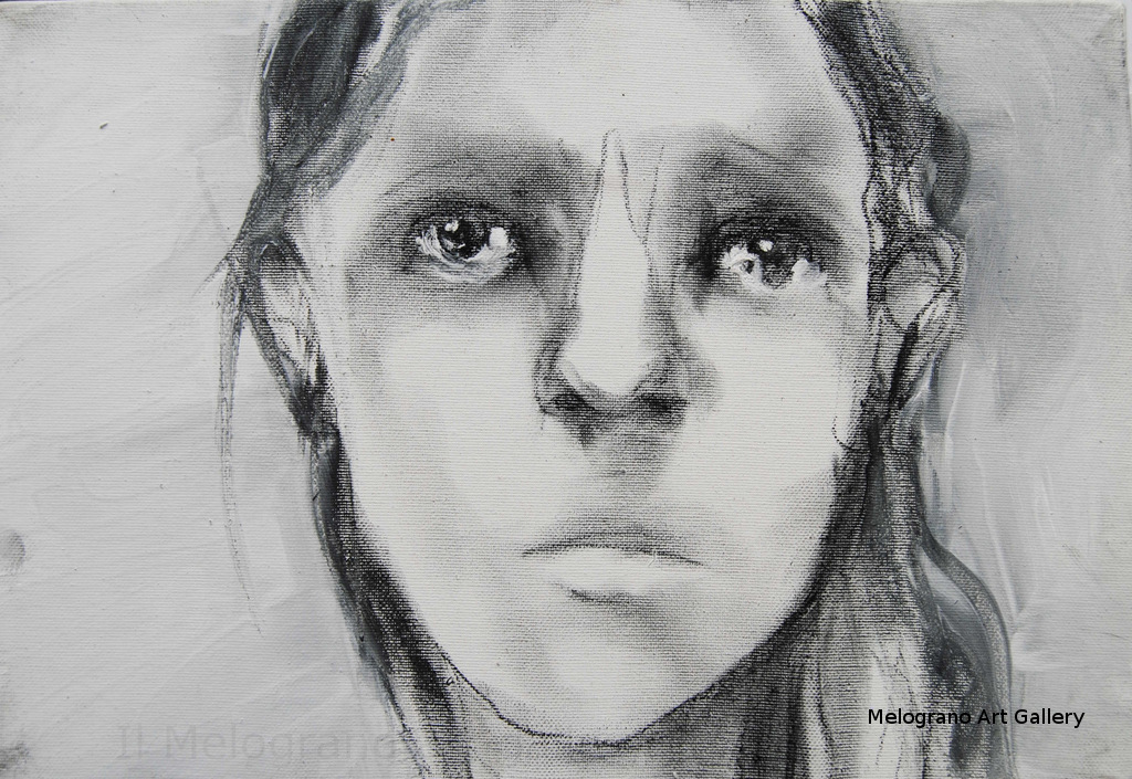 Ritratto in bianco e nero di Yvana Duchene, volto intensamente espresso, occhi profondi e drammatici, carboncino e fusaggine su tela