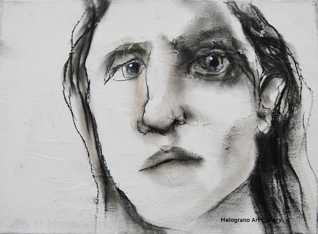 Ritratto in bianco e nero di Yvana Duchene, volto intensamente espresso, occhi profondi e drammatici, carboncino e fusaggine su tela