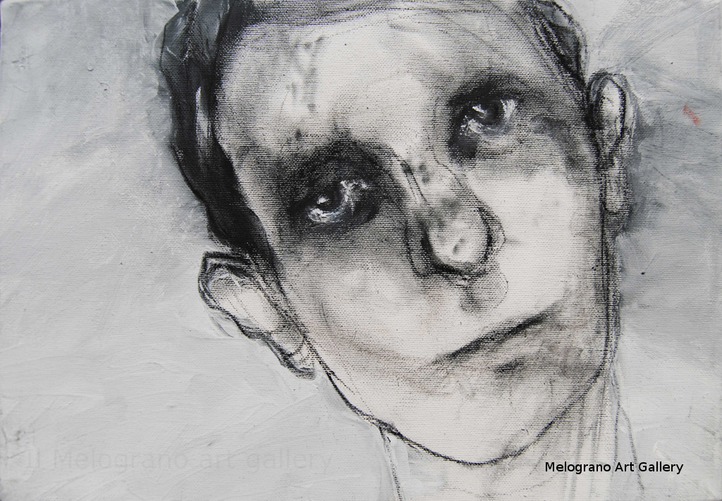 Ritratto in bianco e nero di Yvana Duchene, volto intensamente espresso, occhi profondi e drammatici, carboncino e fusaggine su tela