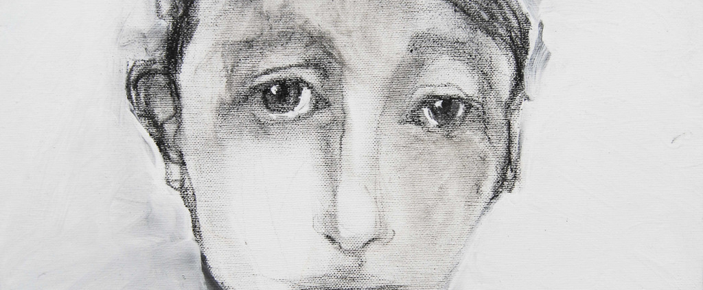 Ritratto in bianco e nero di Yvana Duchene, volto intensamente espresso, occhi profondi e drammatici, carboncino e fusaggine su tela