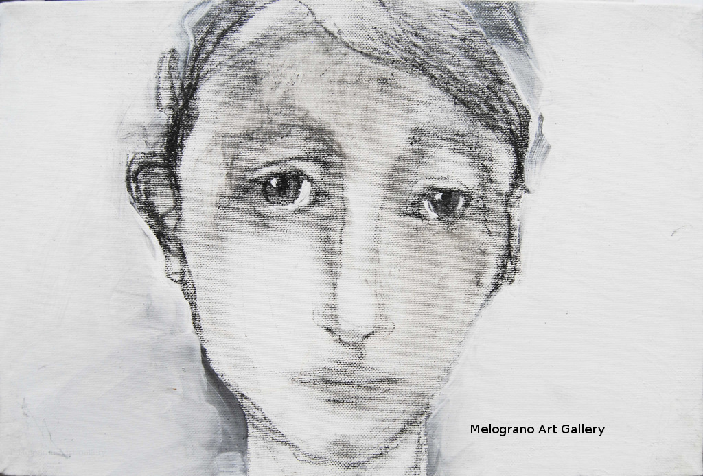 Ritratto in bianco e nero di Yvana Duchene, volto intensamente espresso, occhi profondi e drammatici, carboncino e fusaggine su tela