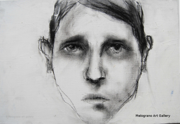 Ritratto in bianco e nero di Yvana Duchene, volto intensamente espresso, occhi profondi e drammatici, carboncino e fusaggine su tela