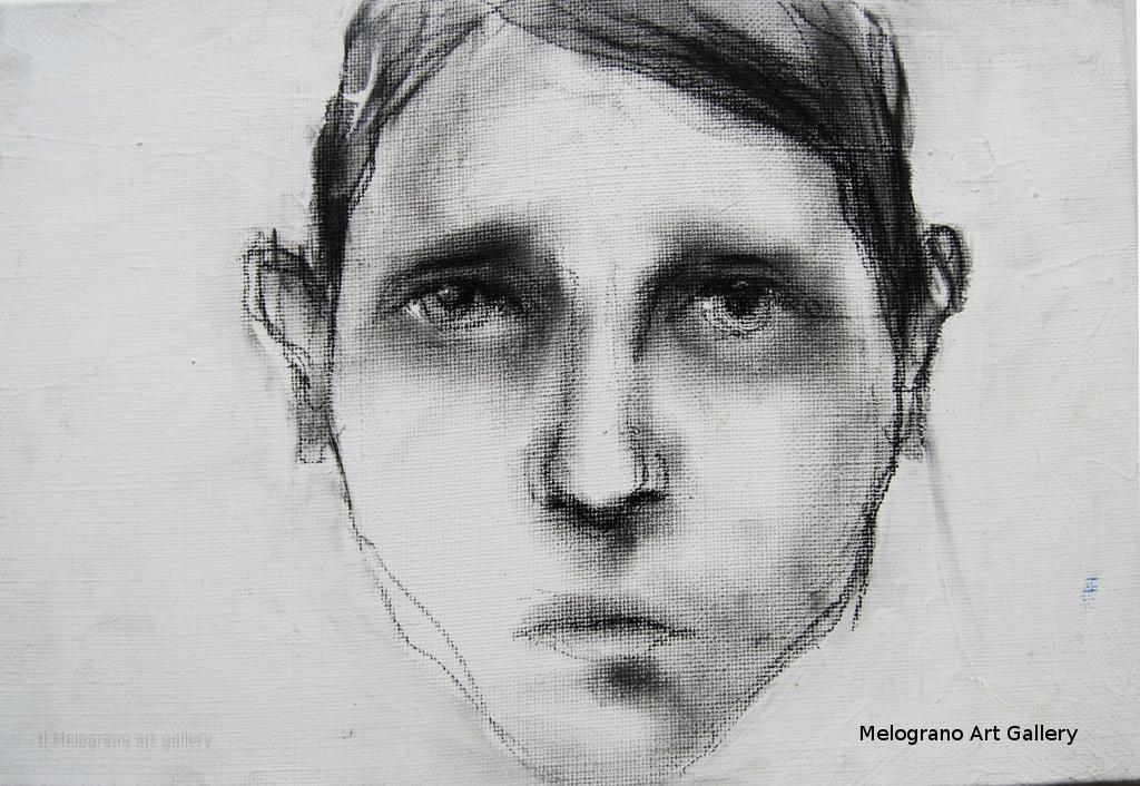 Ritratto in bianco e nero di Yvana Duchene, volto intensamente espresso, occhi profondi e drammatici, carboncino e fusaggine su tela