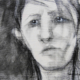Ritratto in bianco e nero di Yvana Duchene, volto intensamente espresso, occhi profondi e drammatici, carboncino e fusaggine su tela