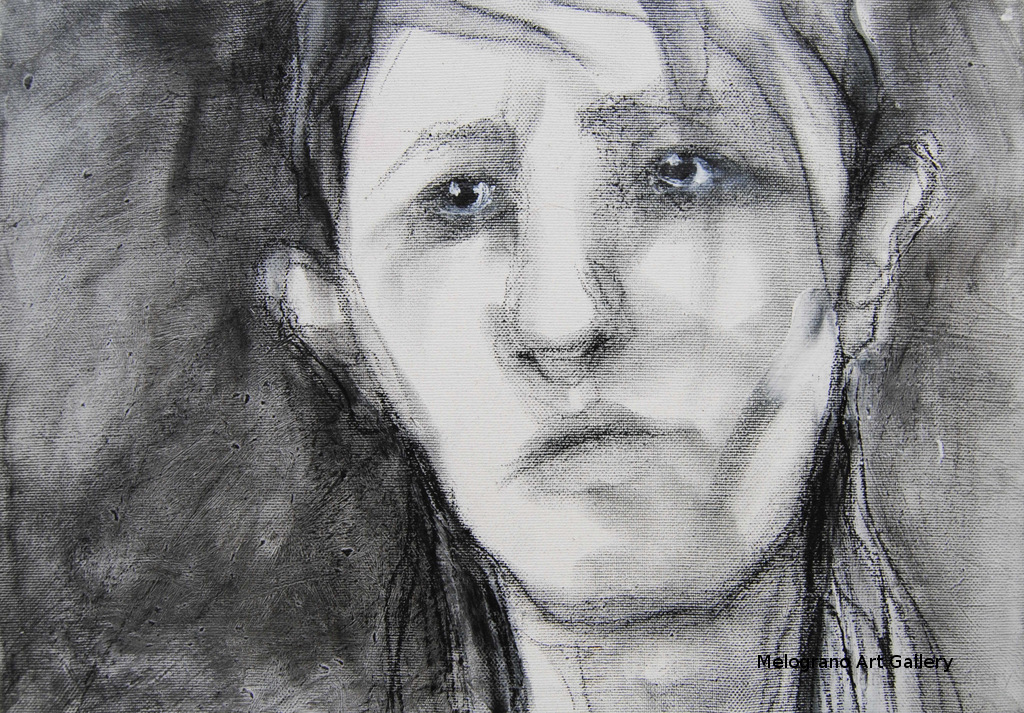 Ritratto in bianco e nero di Yvana Duchene, volto intensamente espresso, occhi profondi e drammatici, carboncino e fusaggine su tela