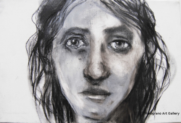 Ritratto in bianco e nero di Yvana Duchene, volto intensamente espresso, occhi profondi e drammatici, carboncino e fusaggine su tela