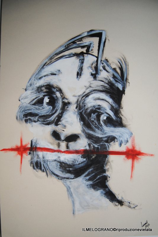 Opera di Lemmy Gonthier, volto umano deformato con bocca segnata da linea rossa, pittura espressiva contemporanea