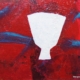 Forma bianca a calice su fondo rosso con vibrazioni blu‑violacee, opera della serie “Ombre bianche” di Paolo Fidanzi.
