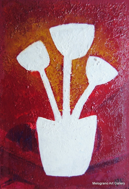 Silhouette bianca a forma di pianta con tre elementi su fondo rosso‑arancio stratificato, opera della serie “Ombre bianche” di Paolo Fidanzi.