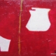 Due forme bianche divise da linea verticale gialla su fondo rosso stratificato, opera della serie “Ombre bianche” di Paolo Fidanzi.