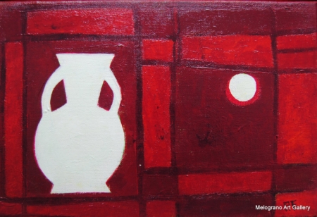 Vaso bianco stilizzato accanto a cerchio bianco su fondo rosso geometrico stratificato, serie “Ombre bianche” di Paolo Fidanzi.