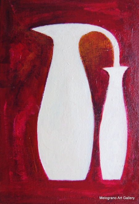Due forme bianche, un bricco e un vaso, su fondo rosso stratificato e vibrante della serie di Paolo Fidanzi.