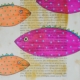 tonni colorati di Gravante, quattro pesci stilizzati arancioni e rosa su pagina di testo francese ingiallita, illustrazione pop su carta
