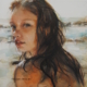 Ritratto femminile ad acquerello di una donna bagnata sulla spiaggia al mare di Taichi Ichikawa, Melograno Art Gallery.